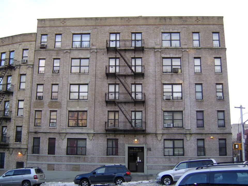 224 E 165th St in Bronx, NY - Foto de edificio