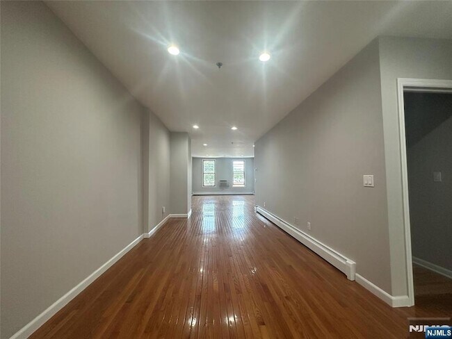 258 Old River Rd in Edgewater, NJ - Building Photo - Building Photo