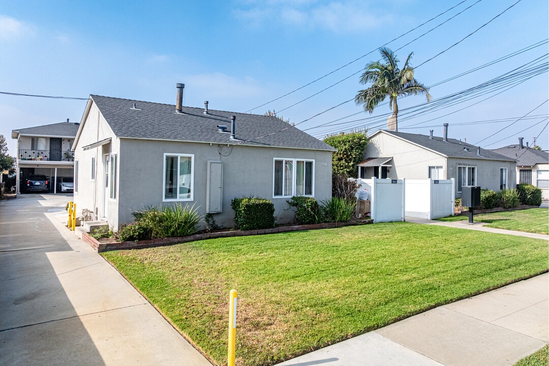 West 166th St. Apartments in Gardena, CA - Foto de edificio
