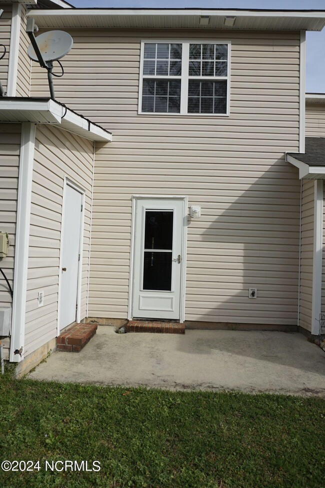 404 Meadowbrook Ln in Jacksonville, NC - Building Photo - Building Photo