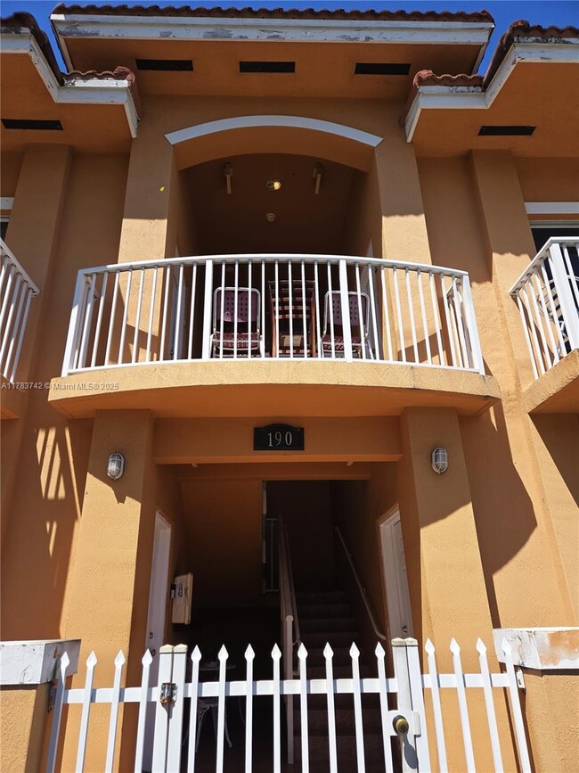 190 E 4th St in Hialeah, FL - Foto de edificio - Building Photo