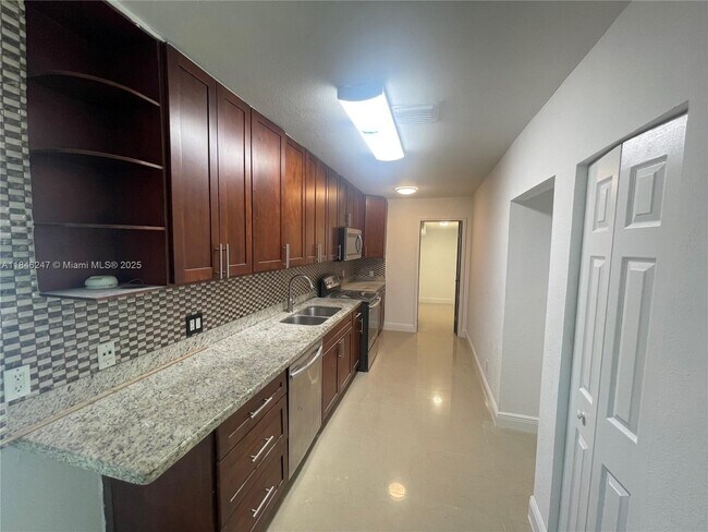 4681 SW 33rd Ave in Fort Lauderdale, FL - Building Photo - Building Photo