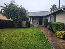 917 Huntington Dr in Modesto, CA - Building Photo