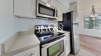 12525 NE 145th Pl in Kirkland, WA - Building Photo - Building Photo