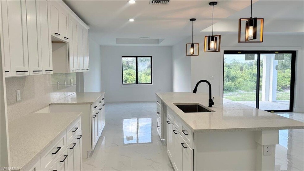 4105 East 15th Street in Lehigh Acres, FL - Foto de edificio