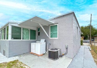 6938 NW 6th Ave, Unit Front in Miami, FL - Building Photo - Building Photo