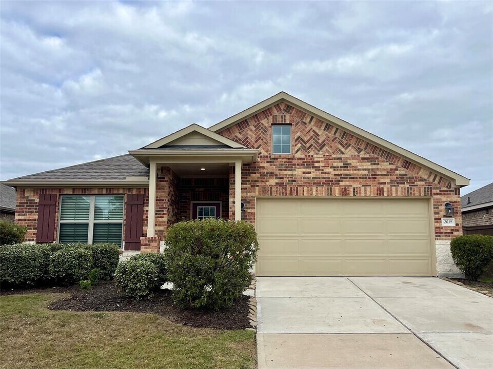 2019 Brisa Ln in Mont Belvieu, TX - Building Photo