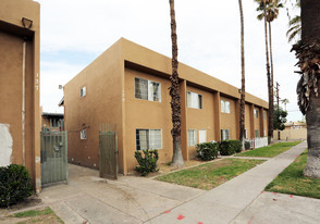 129-151 Guinida Ave in Anaheim, CA - Building Photo
