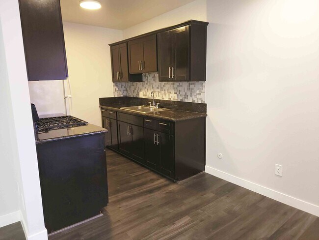 1307 Rolland Curtis Pl in Los Angeles, CA - Building Photo - Building Photo
