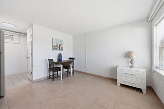 807 W New York Ave, Unit 106 in Somers Point, NJ - Building Photo - Building Photo