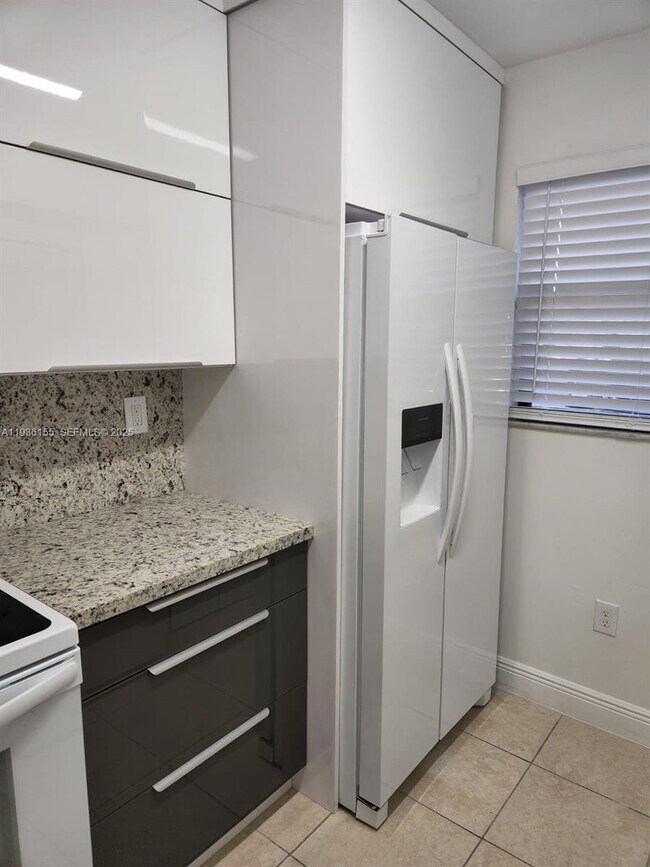 10315 NW 9th St Cir in Miami, FL - Building Photo - Building Photo