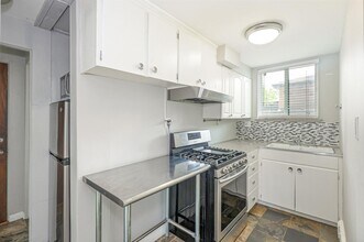 Spacious 1 bed/1 bath apartment near Tenny in Denver, CO - Building Photo - Building Photo