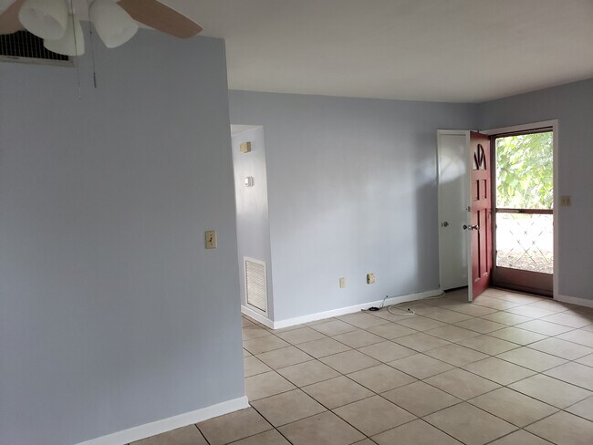 556 Clearwater Largo Rd N in Largo, FL - Building Photo - Building Photo