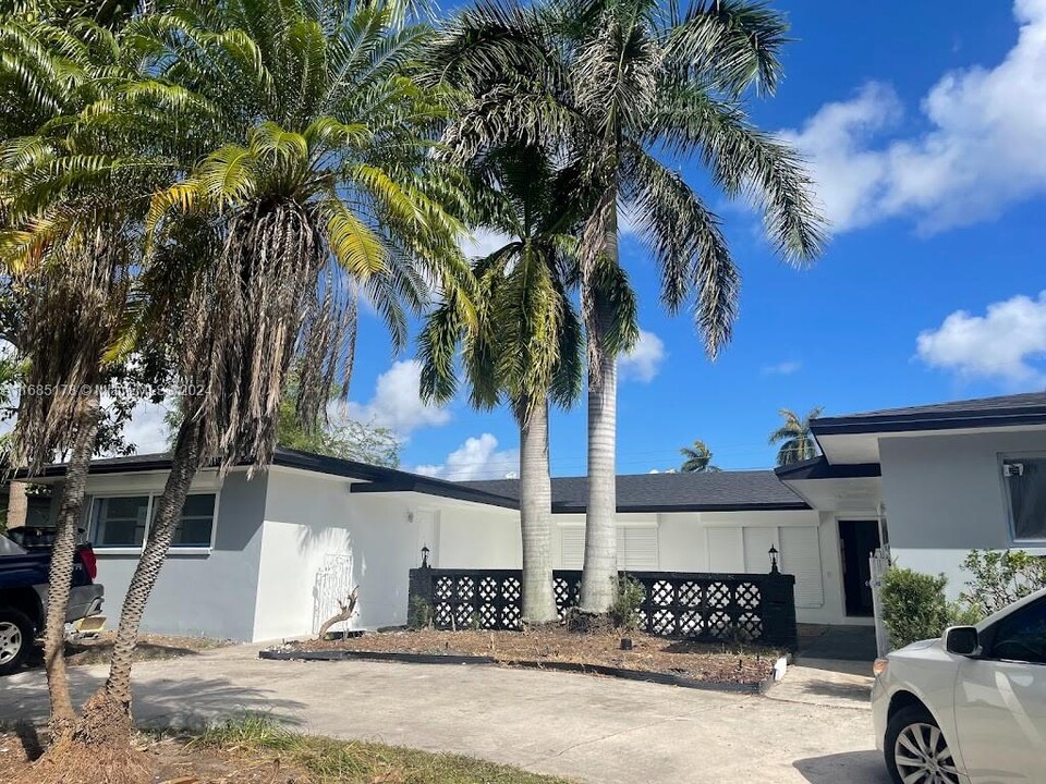 535 S Rainbow Dr in Hollywood, FL - Building Photo