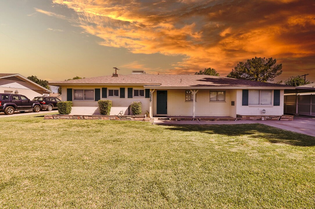 1350 E Pepper Pl in Mesa, AZ - Foto de edificio