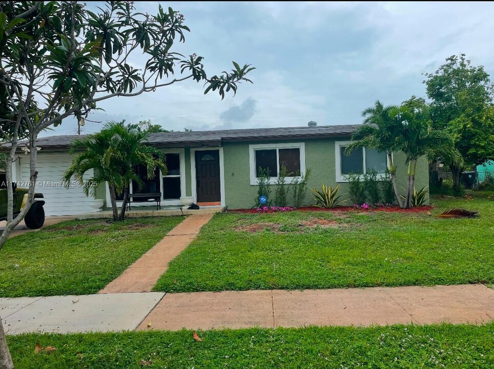 1920 Ramsey Dr in Lake Worth, FL - Building Photo