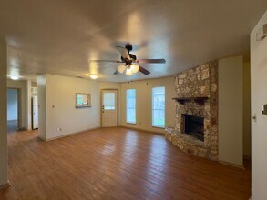 8701 Piney Point Dr-Unit -B in Austin, TX - Building Photo - Building Photo