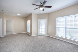Regal Park in Forest Park, GA - Foto de edificio - Interior Photo