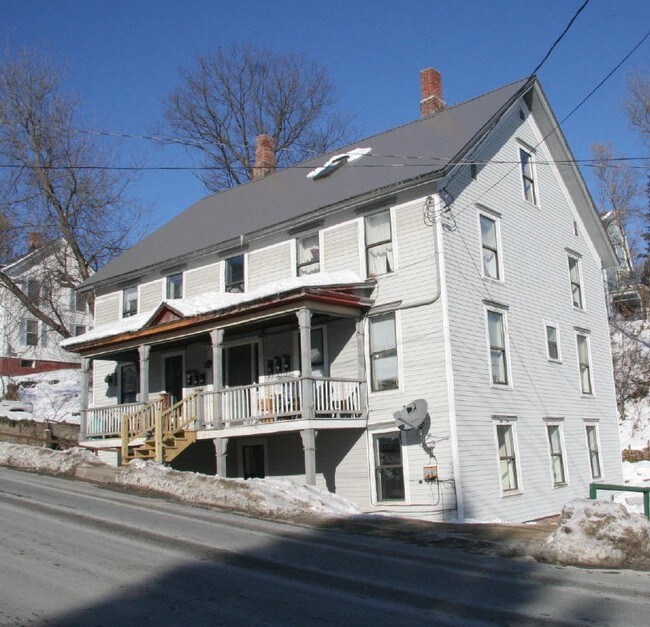 172 Maple St in St Johnsbury, VT - Building Photo - Building Photo