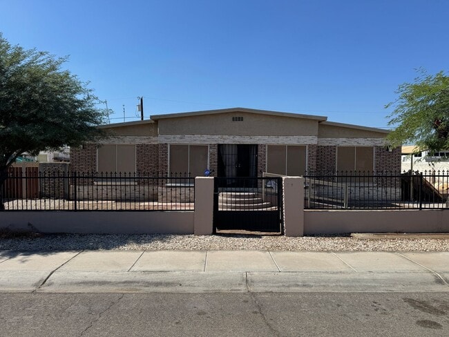 746 Cesar Chavez St in San Luis, AZ - Building Photo - Building Photo