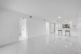 510 W Park Dr in Miami, FL - Building Photo - Building Photo