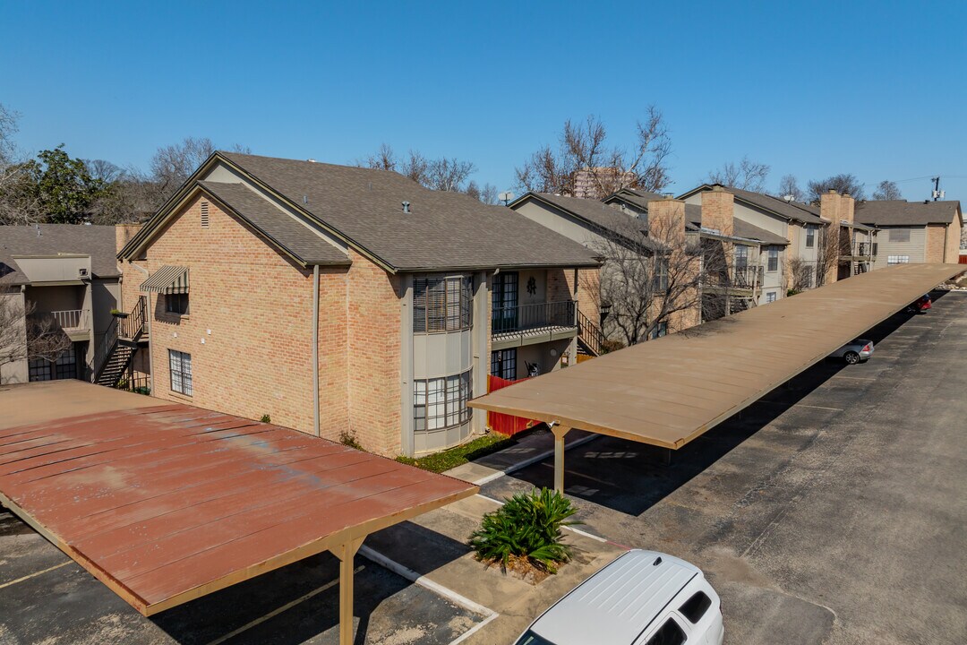 7711 Callaghan Rd in San Antonio, TX - Building Photo