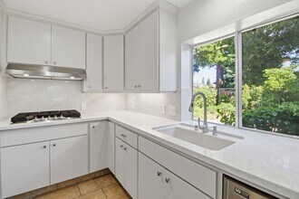 1083 McGregor Way in Palo Alto, CA - Building Photo - Building Photo