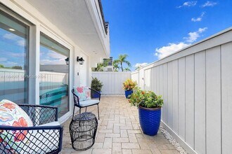 6840 SW 45th Ln in Miami, FL - Foto de edificio - Building Photo