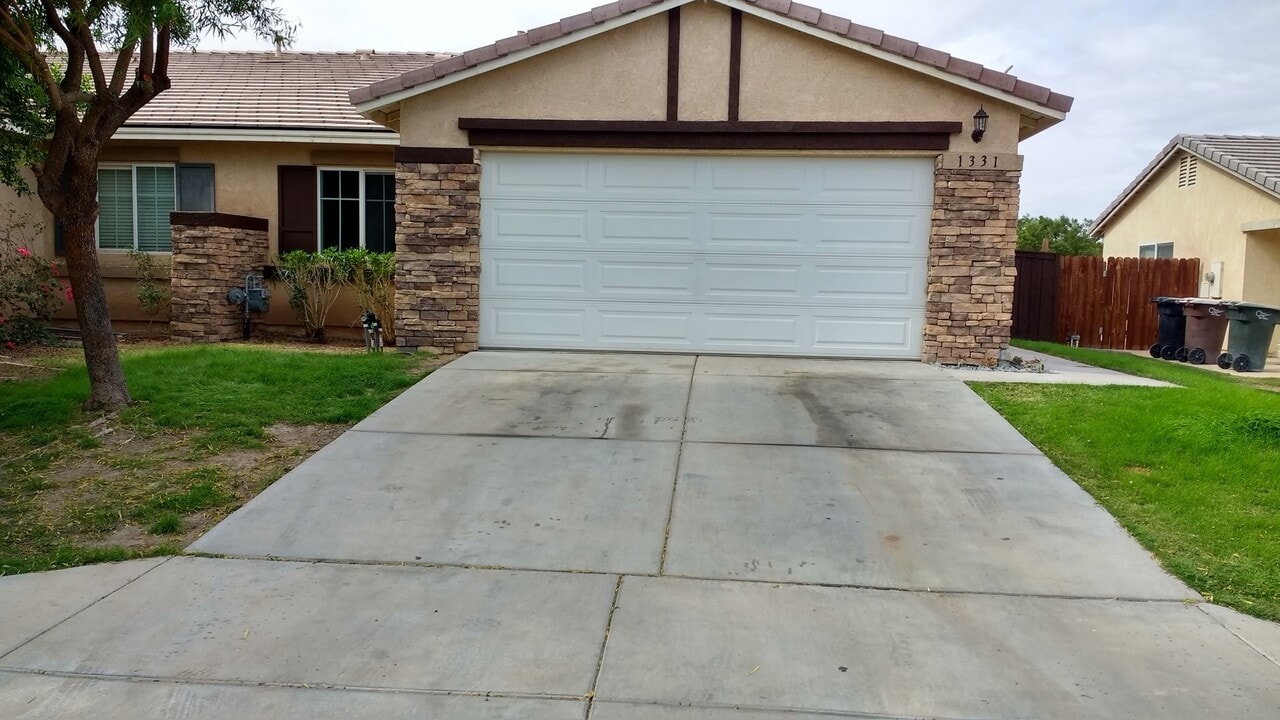 1331 Saboba Ct in Imperial, CA - Building Photo