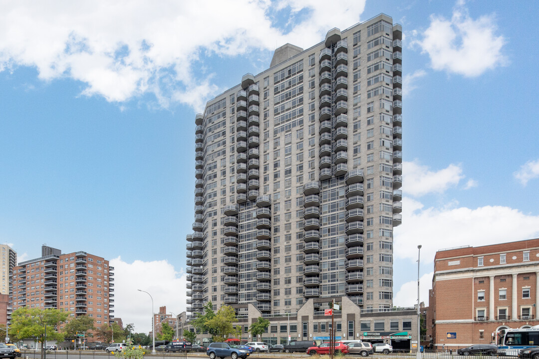 The Pinnacle in Forest Hills, NY - Building Photo