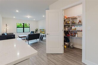 3001 Hibiscus Ave in Oakland Park, FL - Foto de edificio - Building Photo