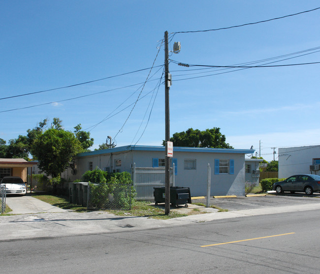 Llerena Gardens in Hallandale Beach, FL - Foto de edificio - Building Photo