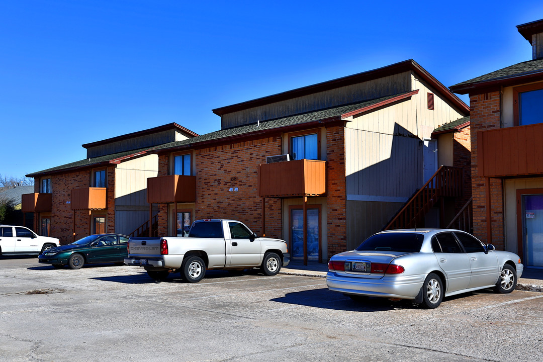 John Oaks North in Norman, OK - Building Photo