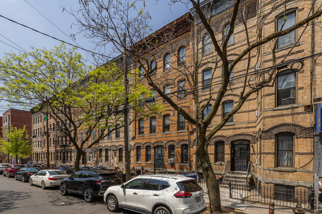 441 Bleecker St in Brooklyn, NY - Building Photo