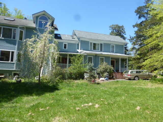324 Little Falls St, Unit Garden Suite in Falls Church, VA - Building Photo - Building Photo