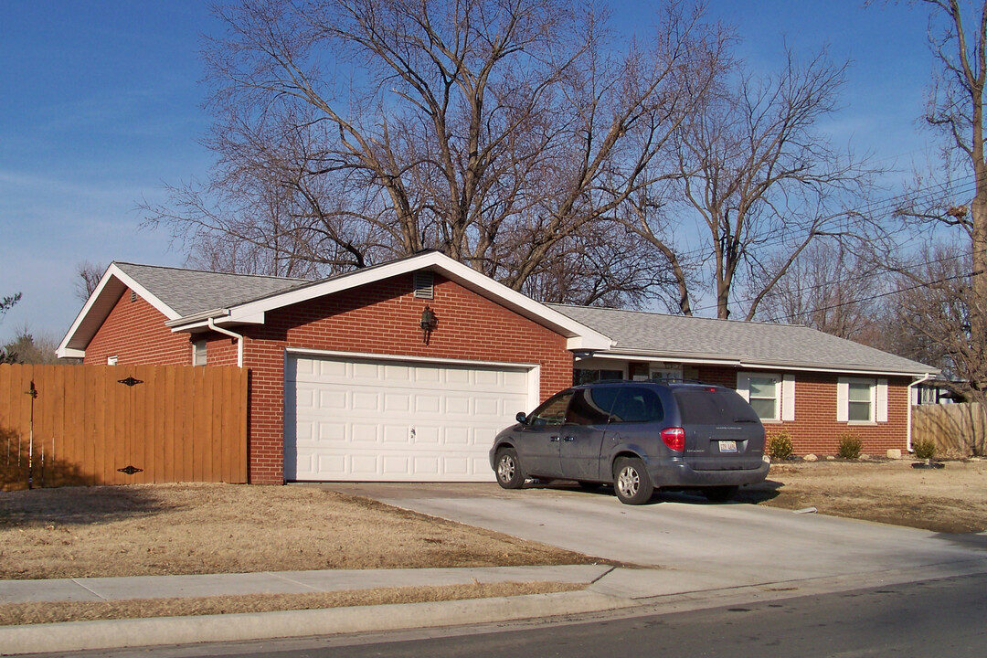 2445 Stratford Ln in Granite City, IL - Building Photo