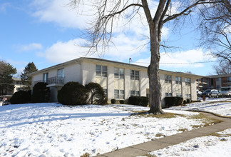 2413 Rocklyn Dr in Urbandale, IA - Building Photo - Building Photo