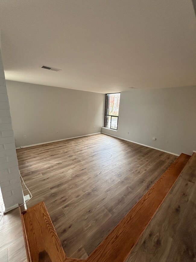 2114 Bonnywood Ln, Unit 203 in Silver Spring, MD - Foto de edificio - Building Photo