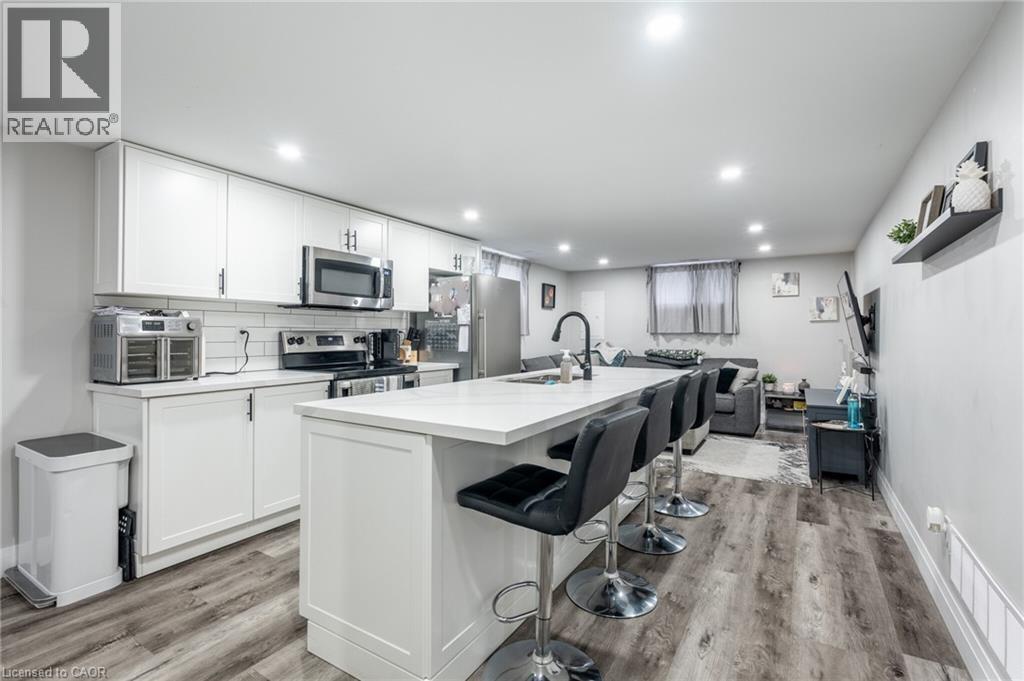 242 W 17th St in Hamilton, ON - Building Photo