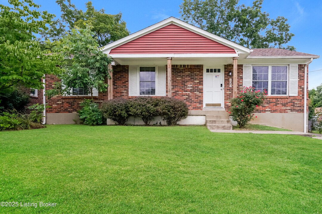 8204 Rochelle Rd in Louisville, KY - Building Photo