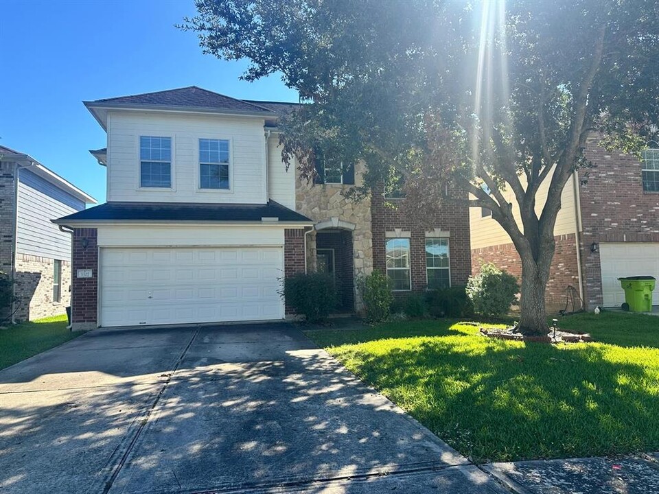 3327 Oaklawn Pl Dr in Missouri City, TX - Foto de edificio