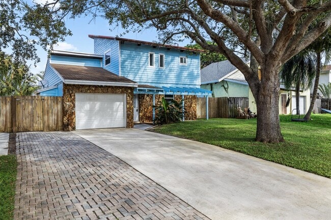property at 2552 Ella St