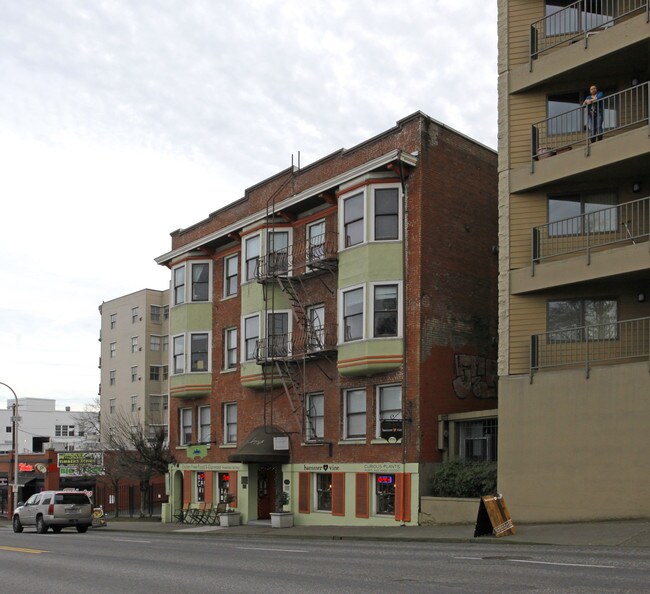 Villa Jene Apartments in Portland, OR - Building Photo - Building Photo