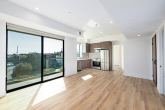 10431 Santa Monica Blvd in Los Angeles, CA - Building Photo - Interior Photo