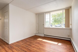 Hillsboro Place in Calgary, AB - Building Photo