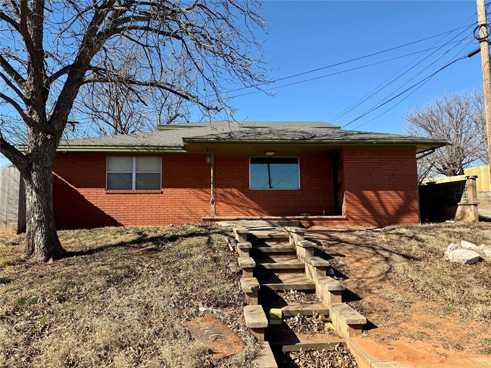 211 N 4th St in Weatherford, OK - Building Photo