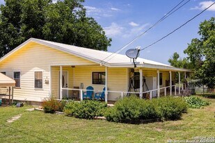 904 TX-173 in Bandera, TX - Building Photo