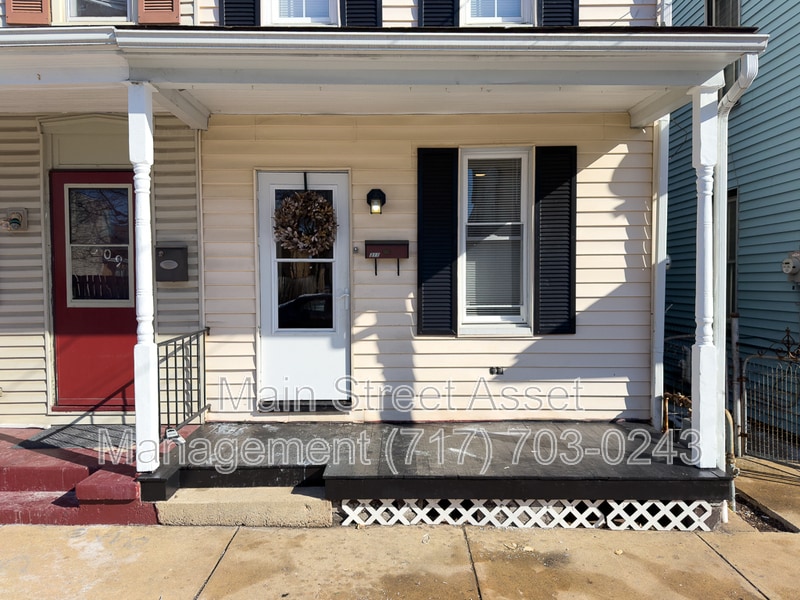 311 S Charlotte St in Manheim, PA - Building Photo