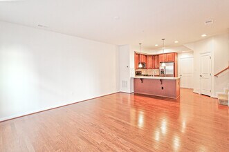 13652 Endeavour Dr in Herndon, VA - Foto de edificio - Building Photo