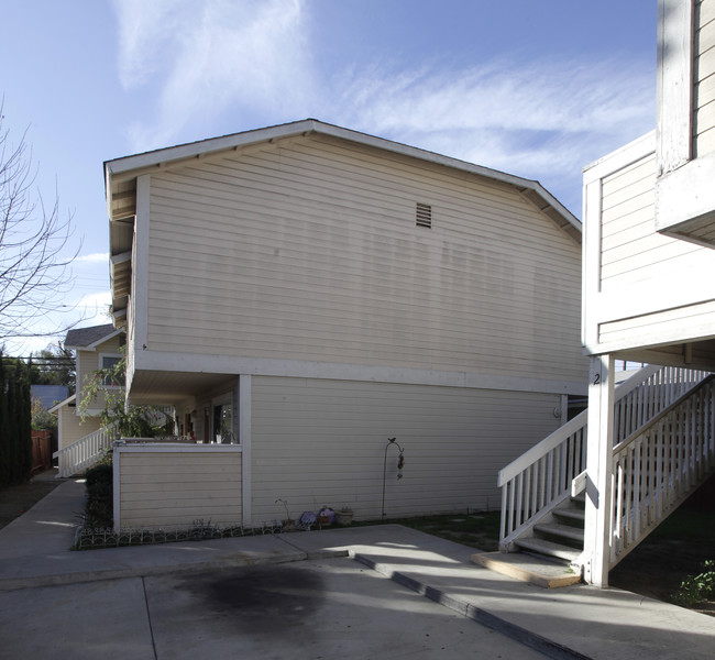 124 W Truslow Ave in Fullerton, CA - Foto de edificio - Building Photo